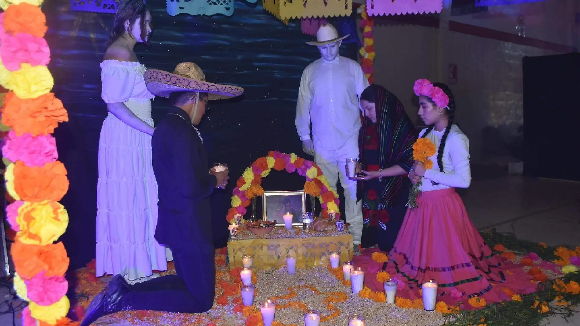 Conservan alumnos de la UQI tradiciones de El Día de Muertos en Irapuato (3)